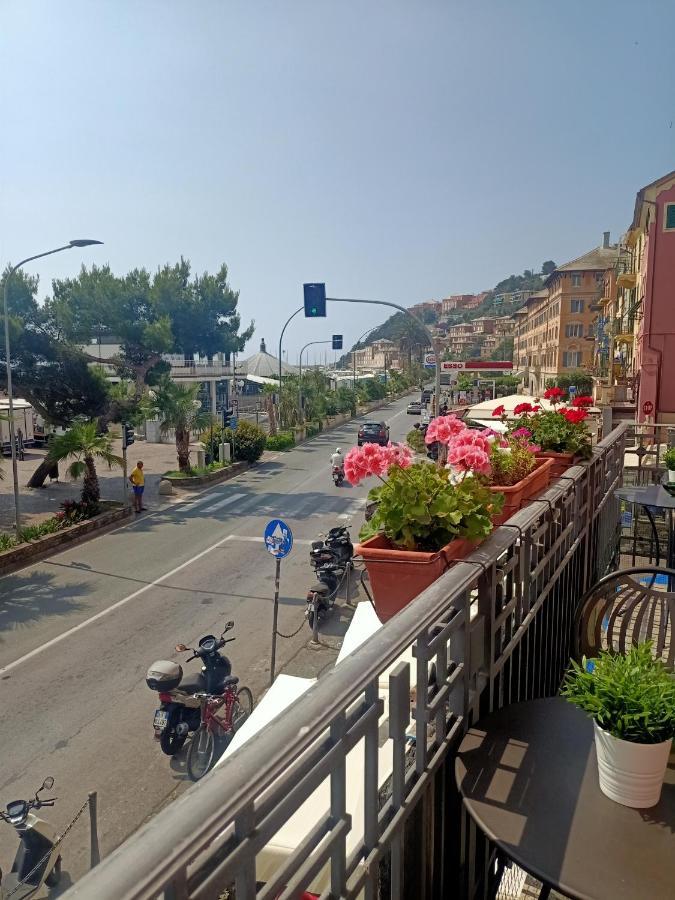 Hotel Serena Arenzano Exteriör bild
