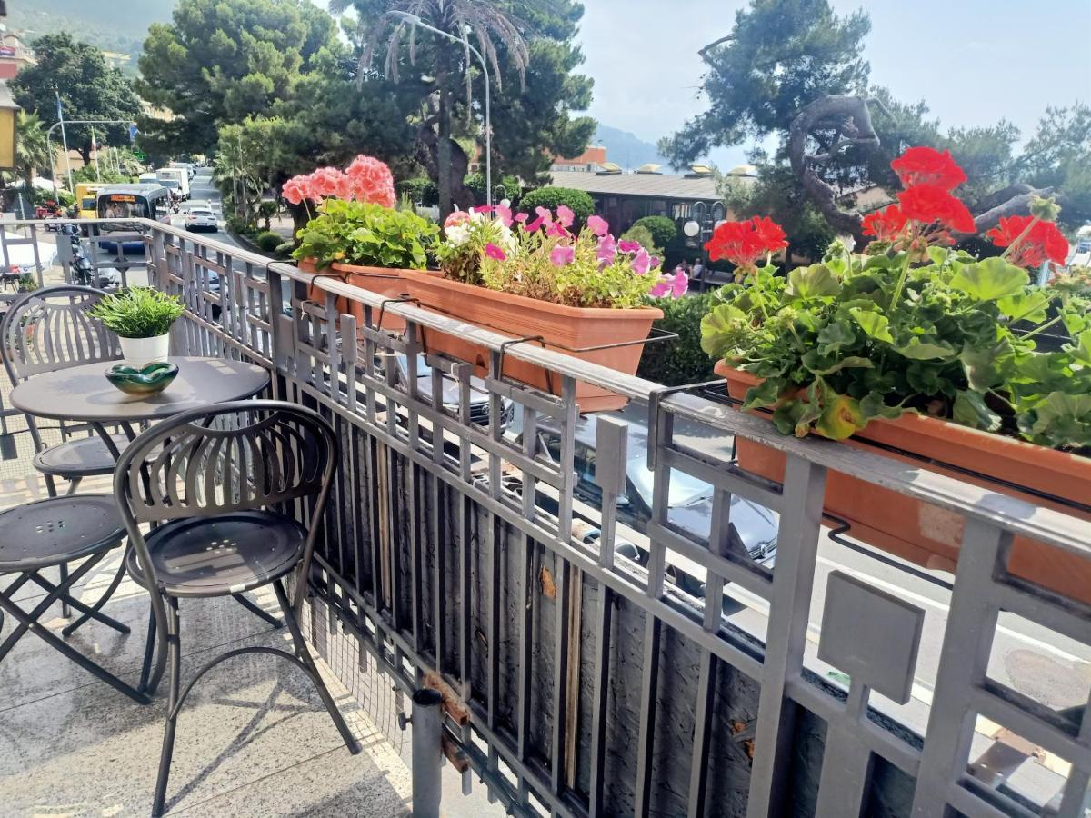 Hotel Serena Arenzano Exteriör bild
