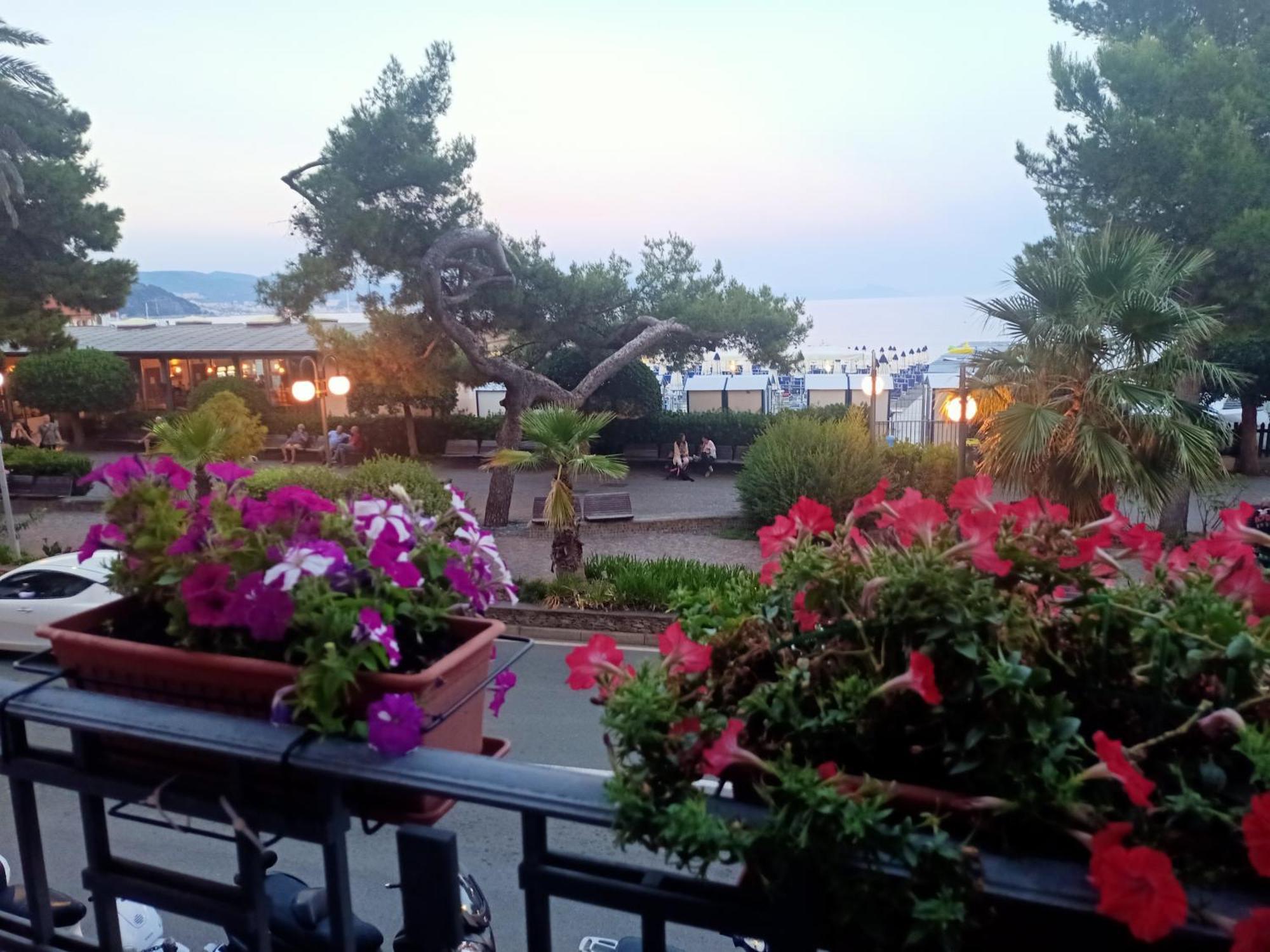 Hotel Serena Arenzano Exteriör bild
