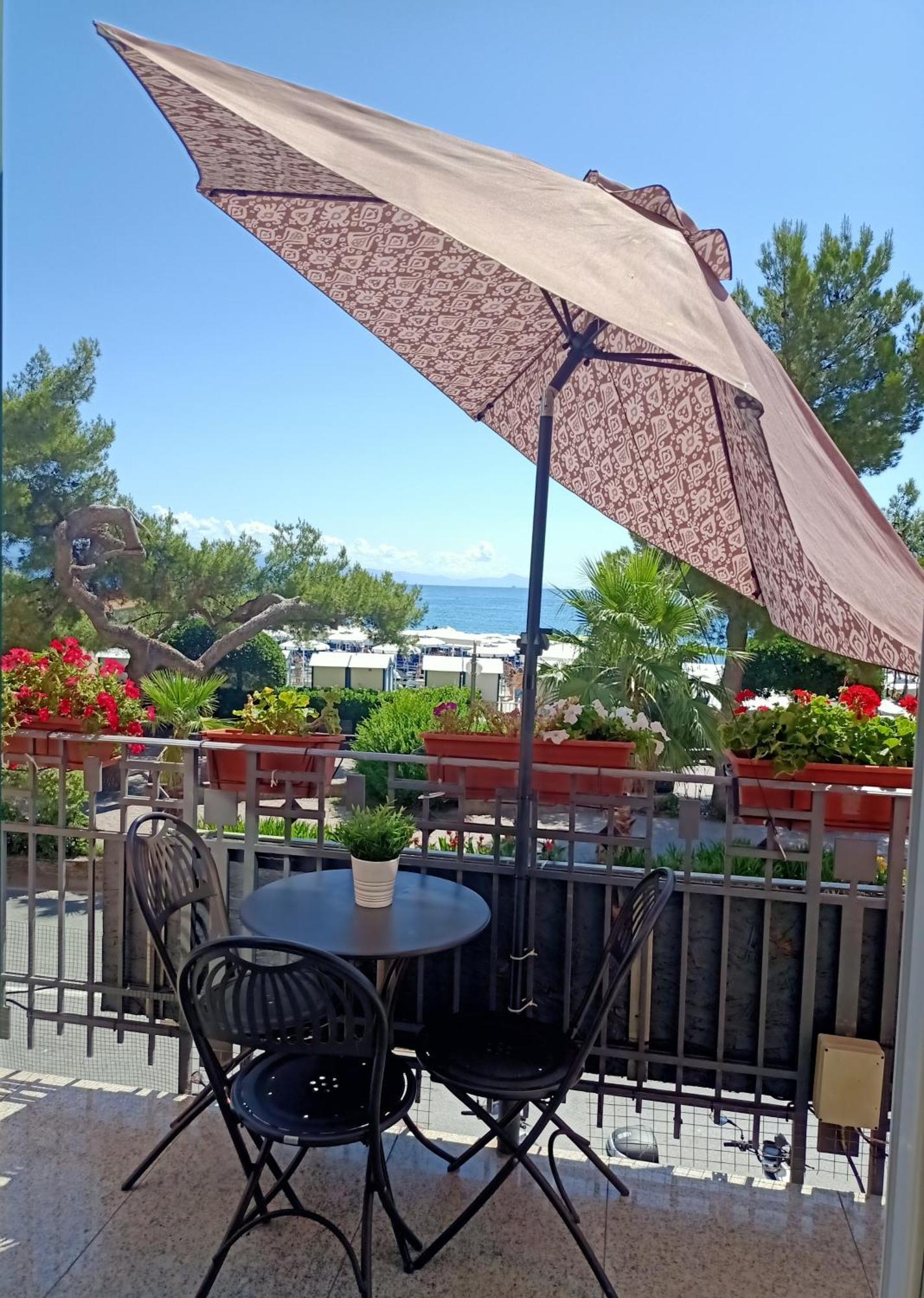 Hotel Serena Arenzano Exteriör bild