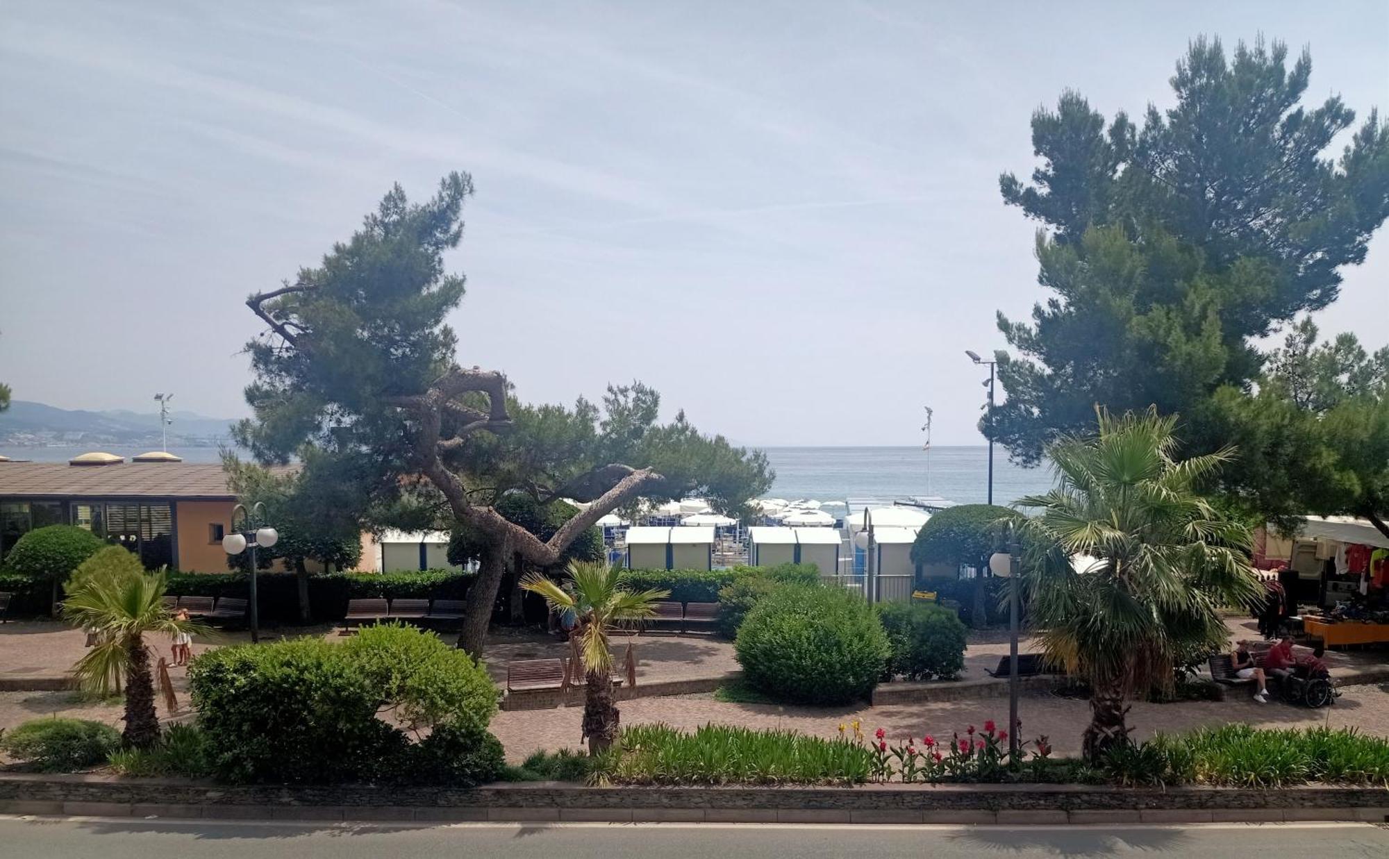 Hotel Serena Arenzano Exteriör bild