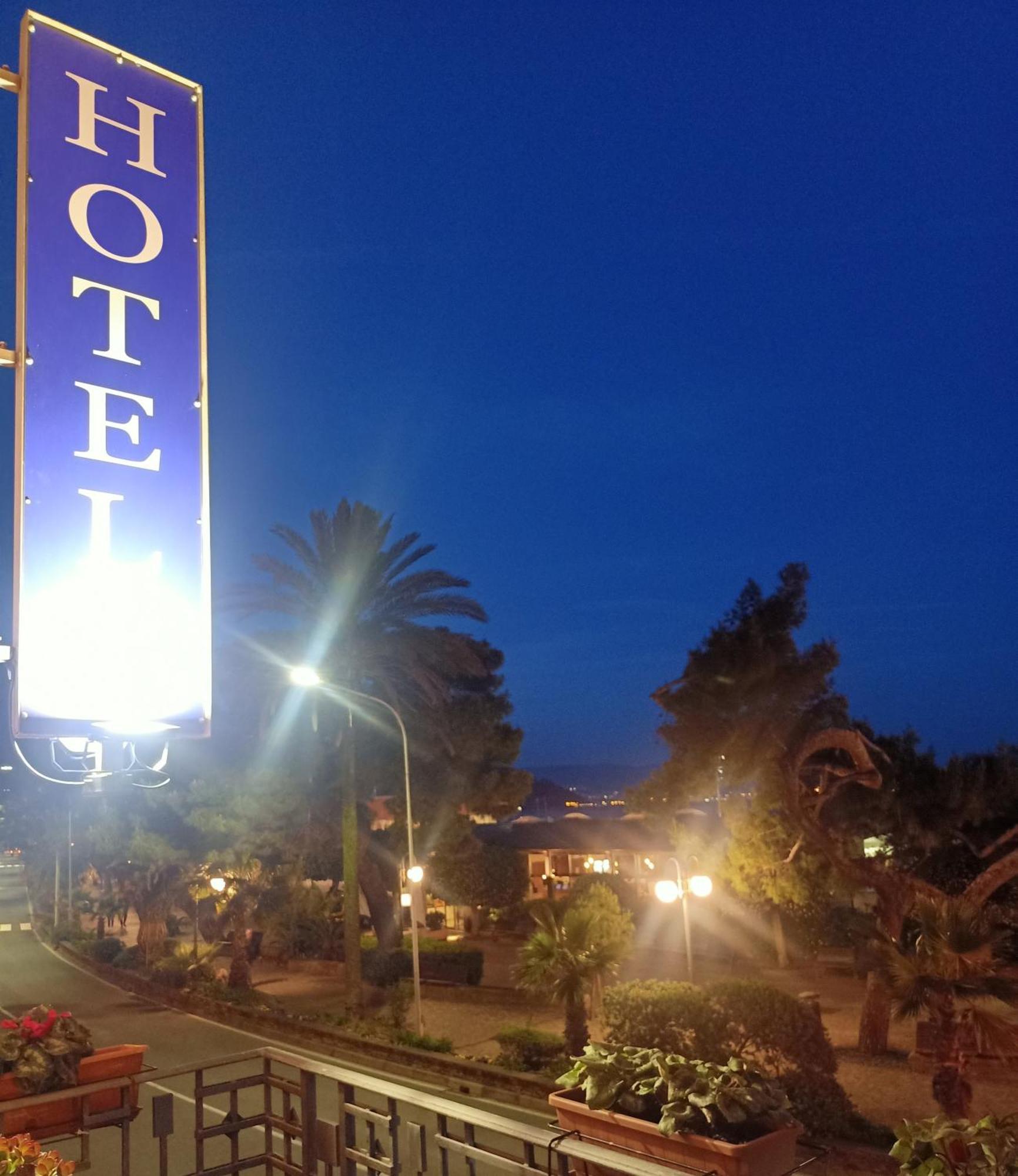 Hotel Serena Arenzano Exteriör bild