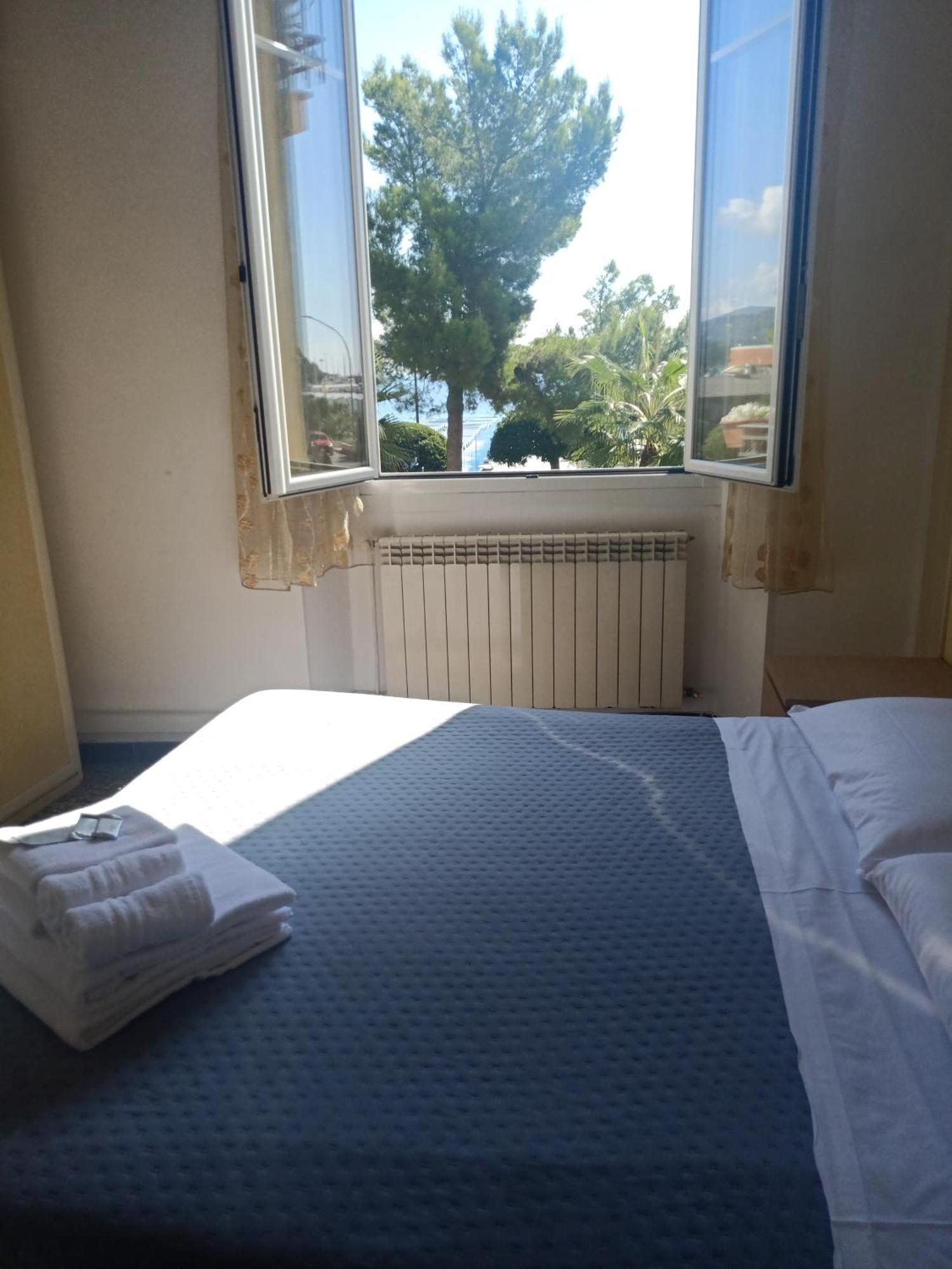 Hotel Serena Arenzano Exteriör bild