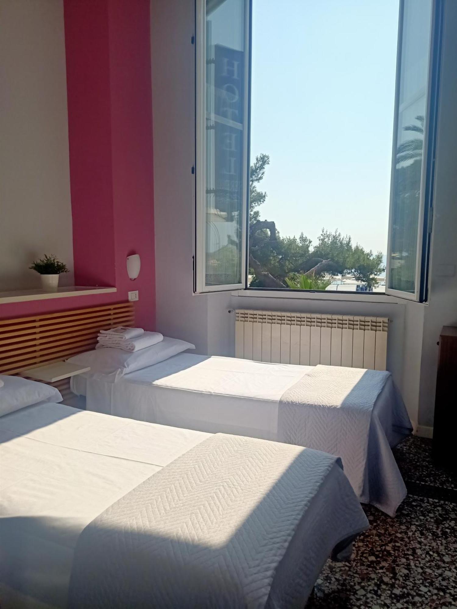 Hotel Serena Arenzano Exteriör bild